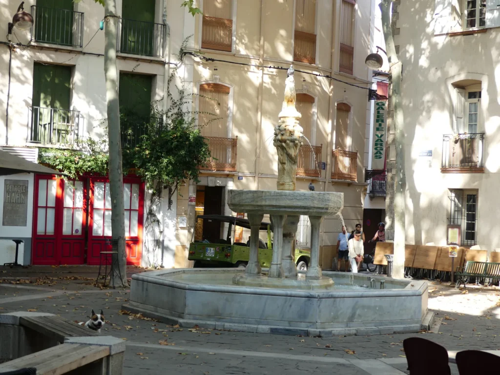 Place ombragée et fontaine à Céret